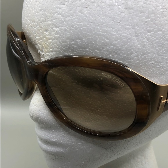 TOM FORD ELISABETH TF27 Sunglasses in color 376 Brown Gradient Oversized Shield. - Picture 14 of 14